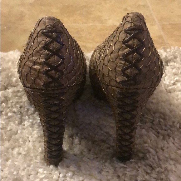 House of Harlow pearl scalloped peep toed heels - Picture 4 of 6